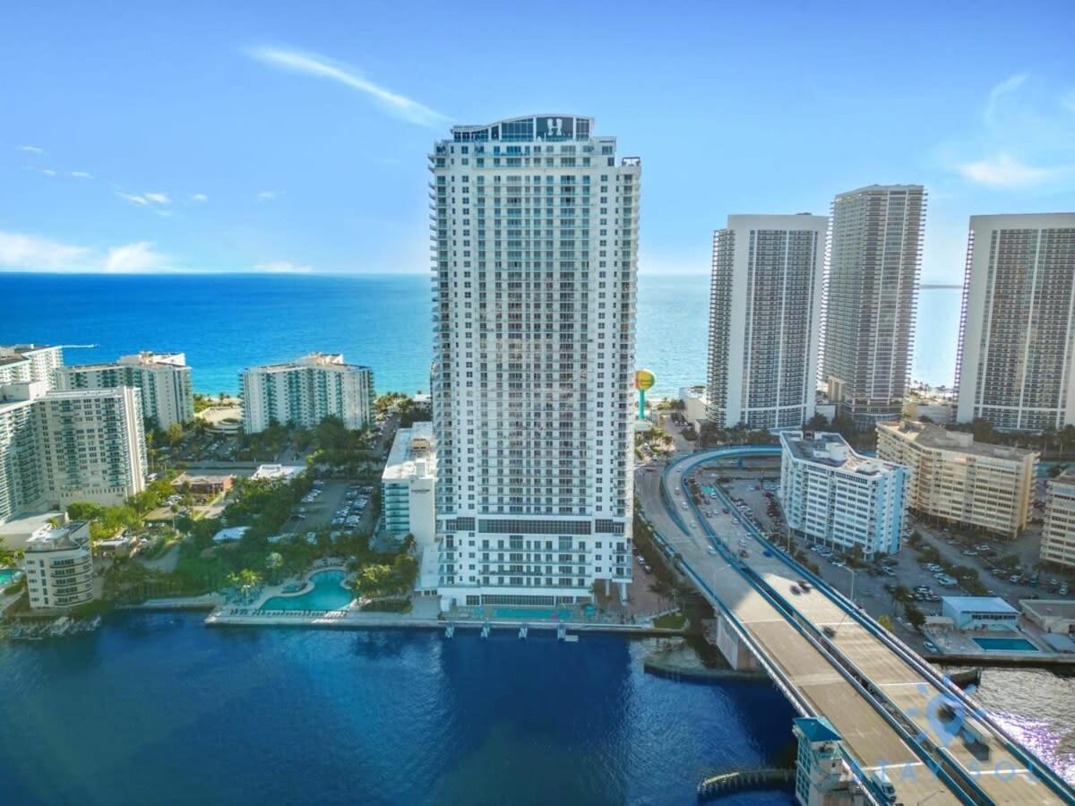 Apartment Luxury Amenities, Infinity Pool, Gym, Hot Tub Hollywood
