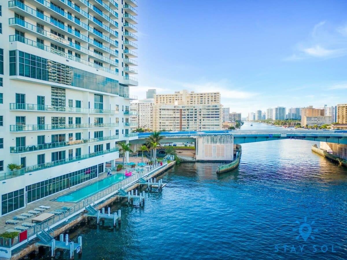 Luxury Amenities, Infinity Pool, Gym, Hot Tub Apartment Hollywood