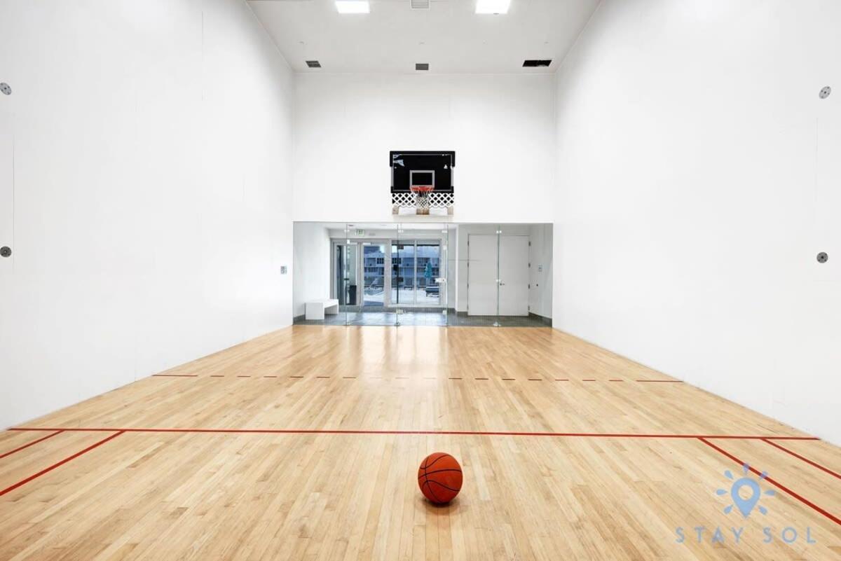 Luxury Amenities, Infinity Pool, Gym, Hot Tub Apartment *