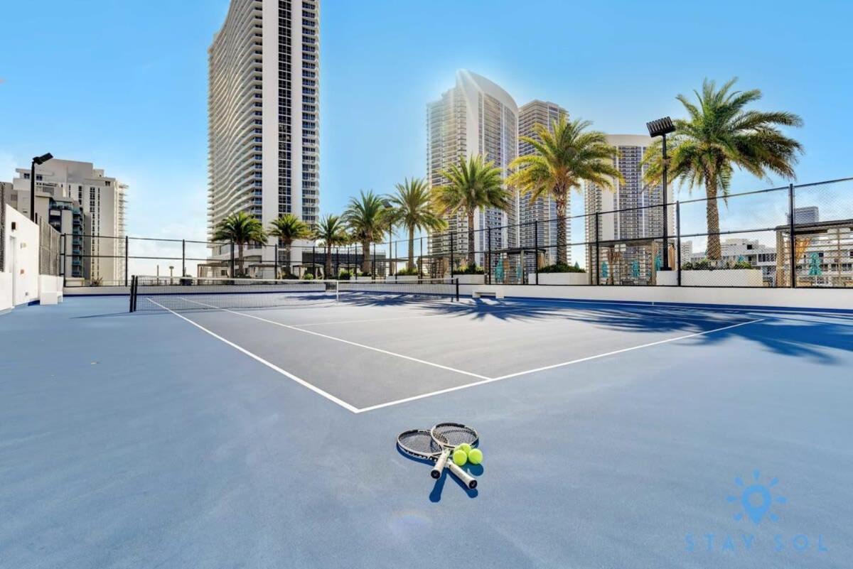 Apartment Luxury Amenities, Infinity Pool, Gym, Hot Tub