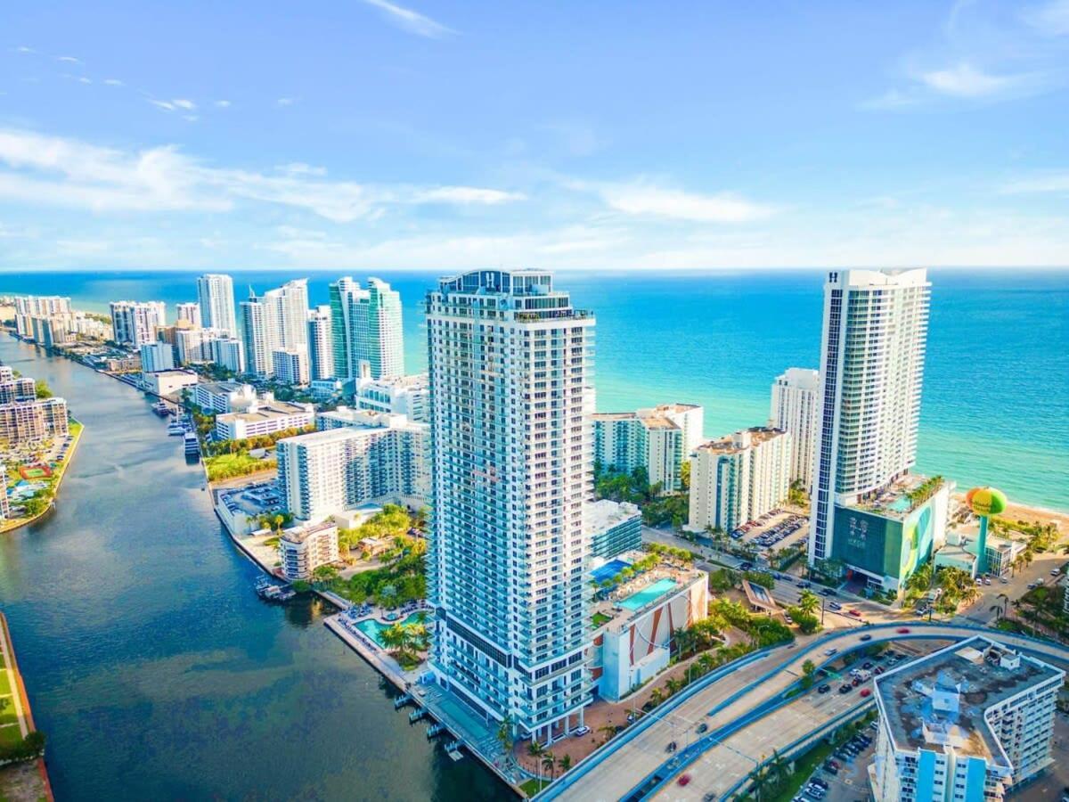 Luxury Amenities, Infinity Pool, Gym, Hot Tub Apartment Hollywood