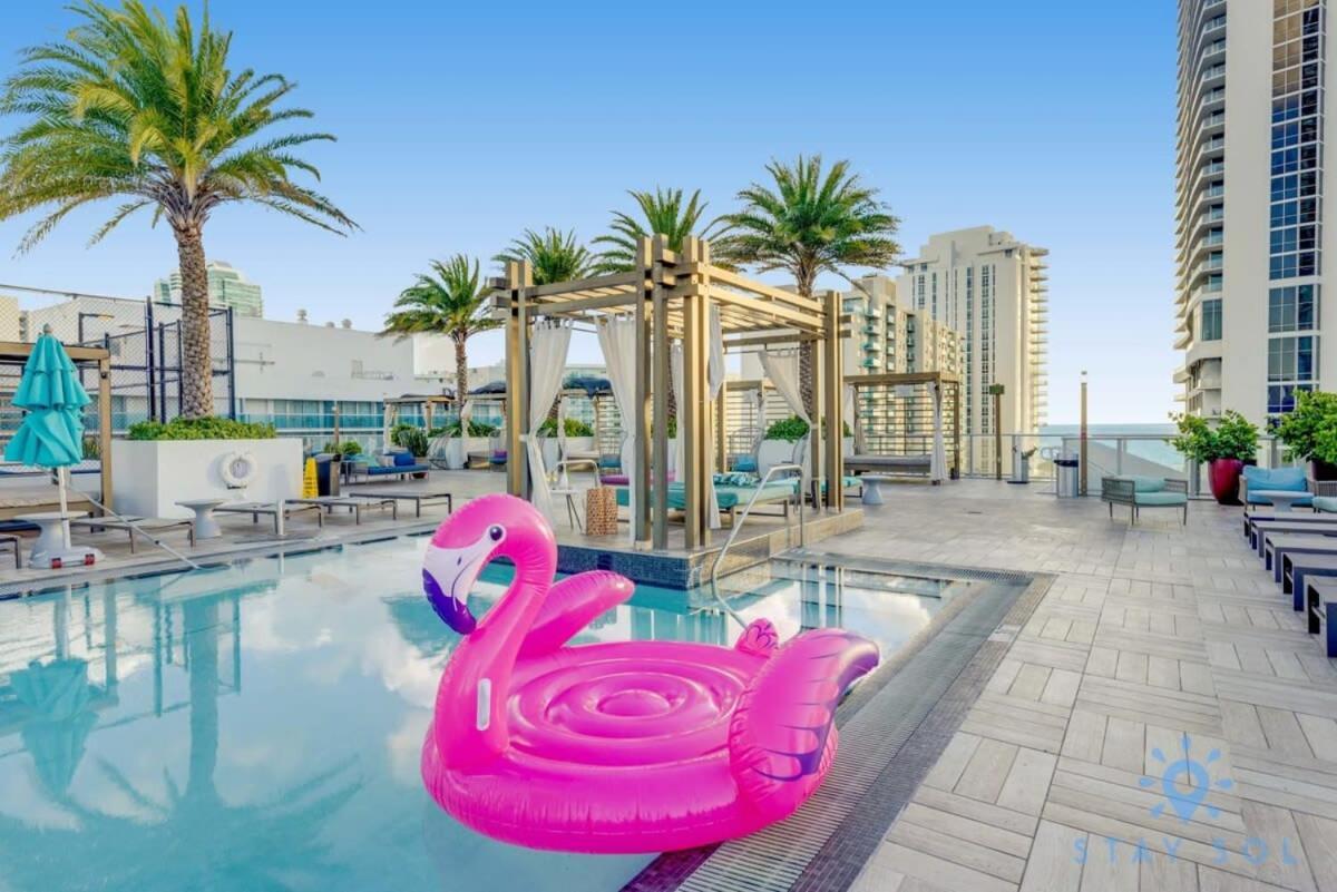 Apartment Luxury Amenities, Infinity Pool, Gym, Hot Tub *