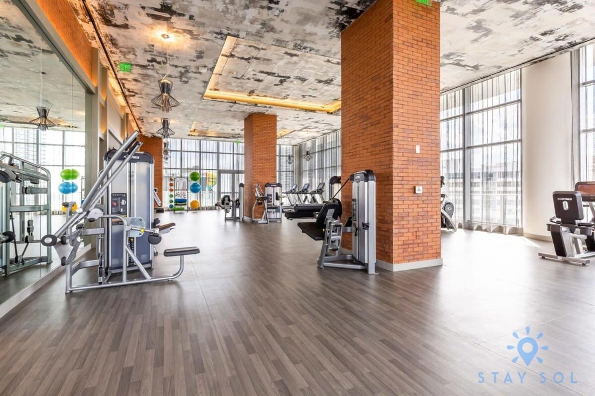 Luxury Amenities, Infinity Pool, Gym, Hot Tub Apartment *