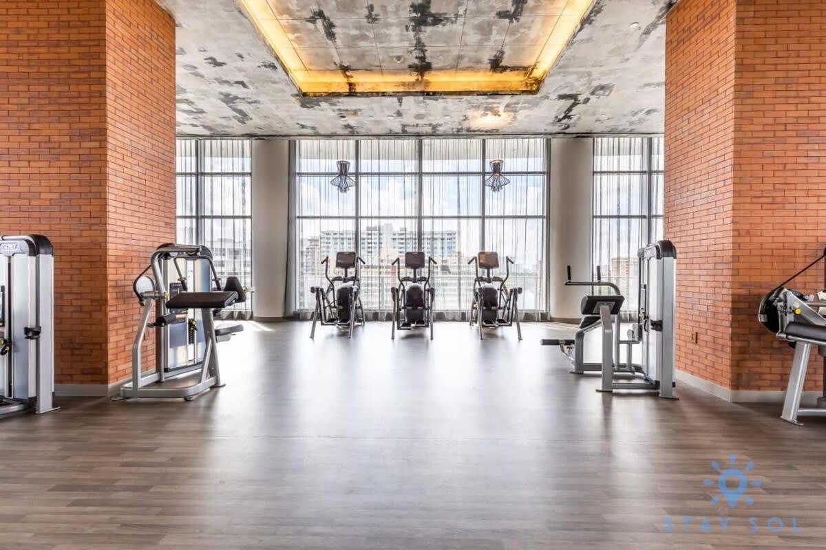 Luxury Amenities, Infinity Pool, Gym, Hot Tub Apartment Hollywood