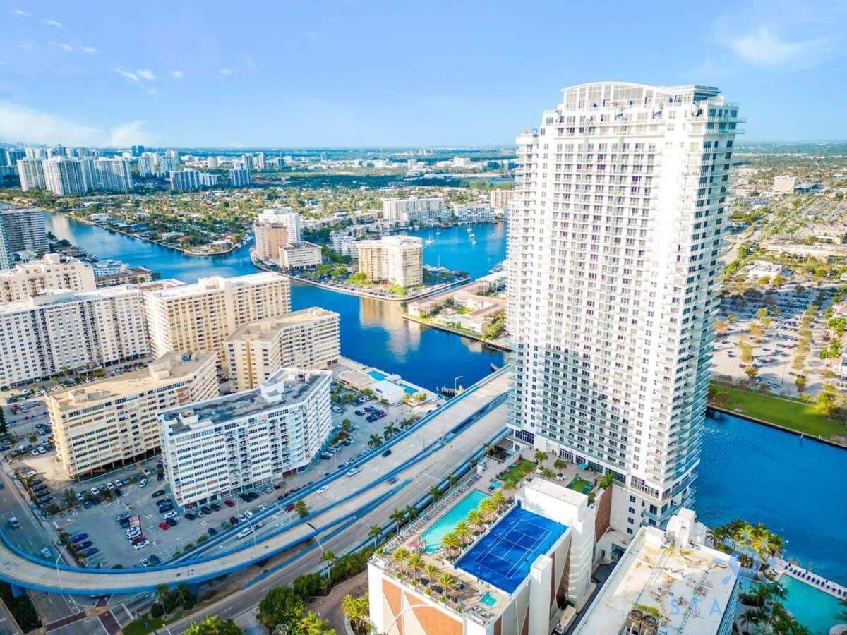 Apartment Luxury Amenities, Infinity Pool, Gym, Hot Tub *