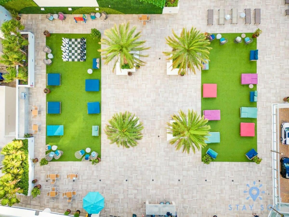 Luxury Amenities, Infinity Pool, Gym, Hot Tub *