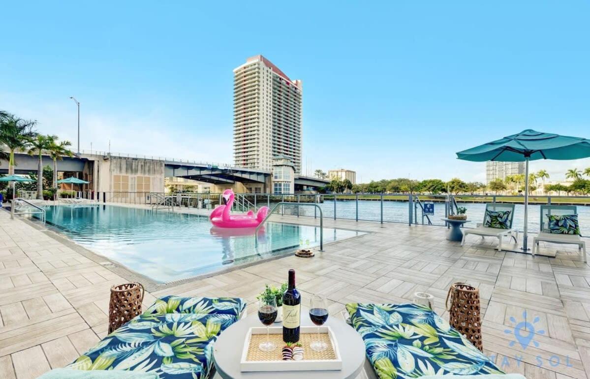 Apartment Luxury Amenities, Infinity Pool, Gym, Hot Tub Hollywood