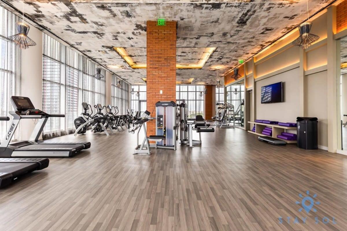 Apartment Luxury Amenities, Infinity Pool, Gym, Hot Tub *