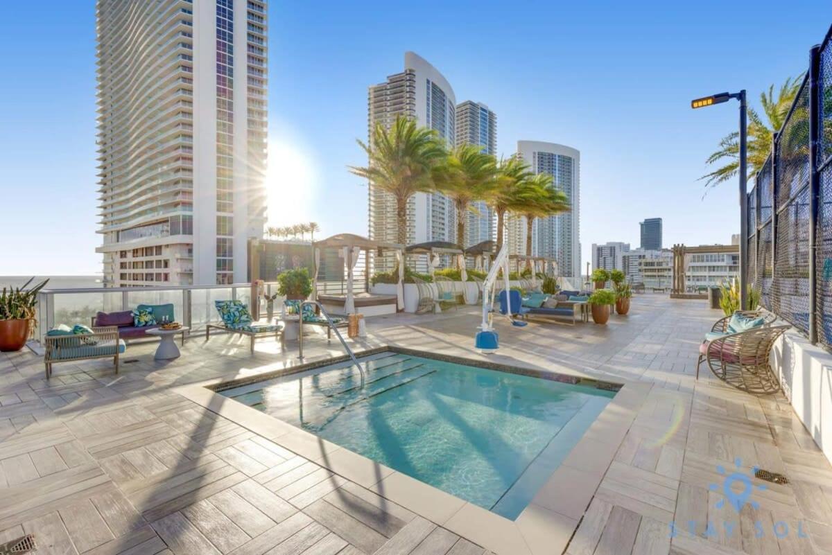 Luxury Amenities, Infinity Pool, Gym, Hot Tub Apartment *