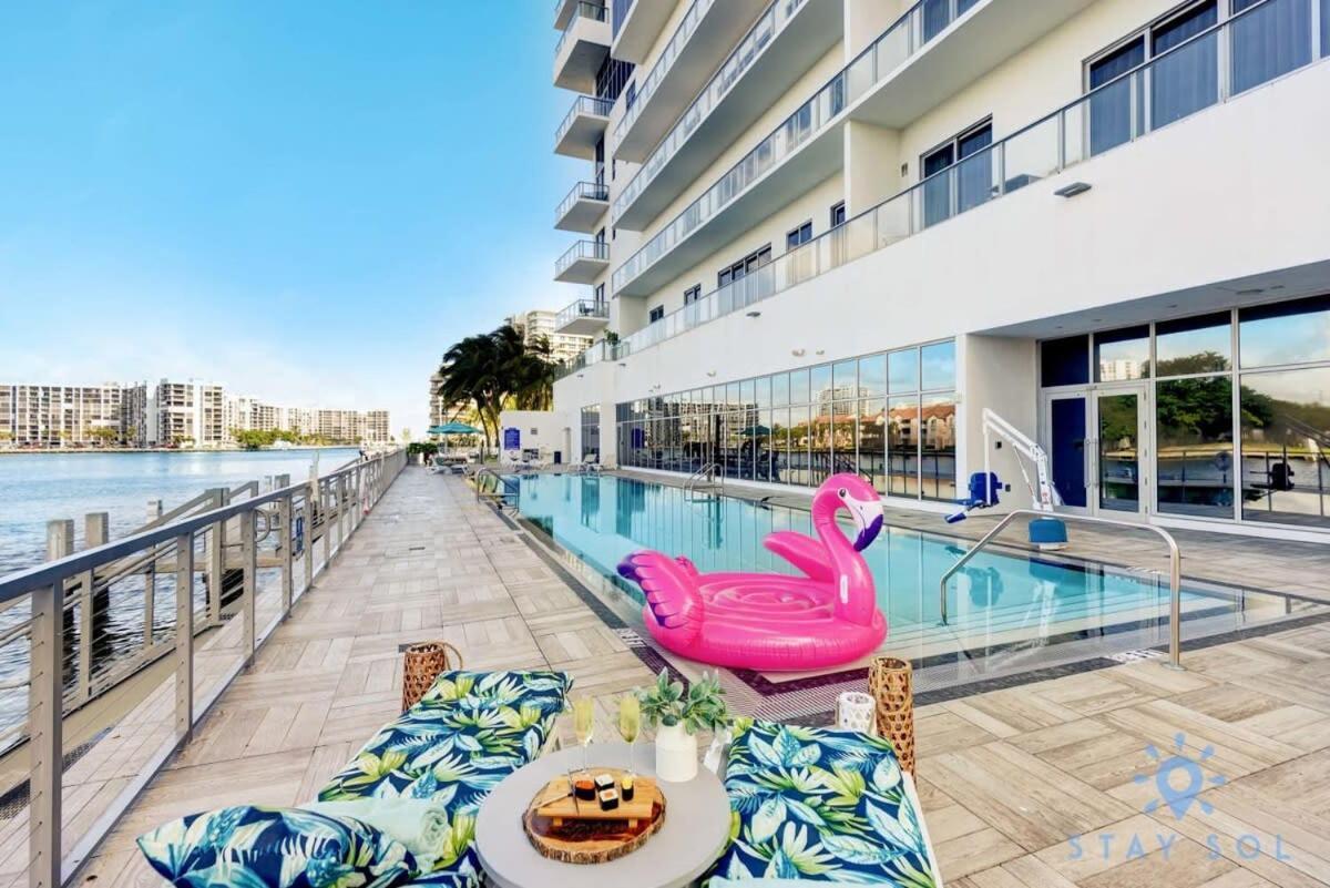 Luxury Amenities, Infinity Pool, Gym, Hot Tub Hollywood