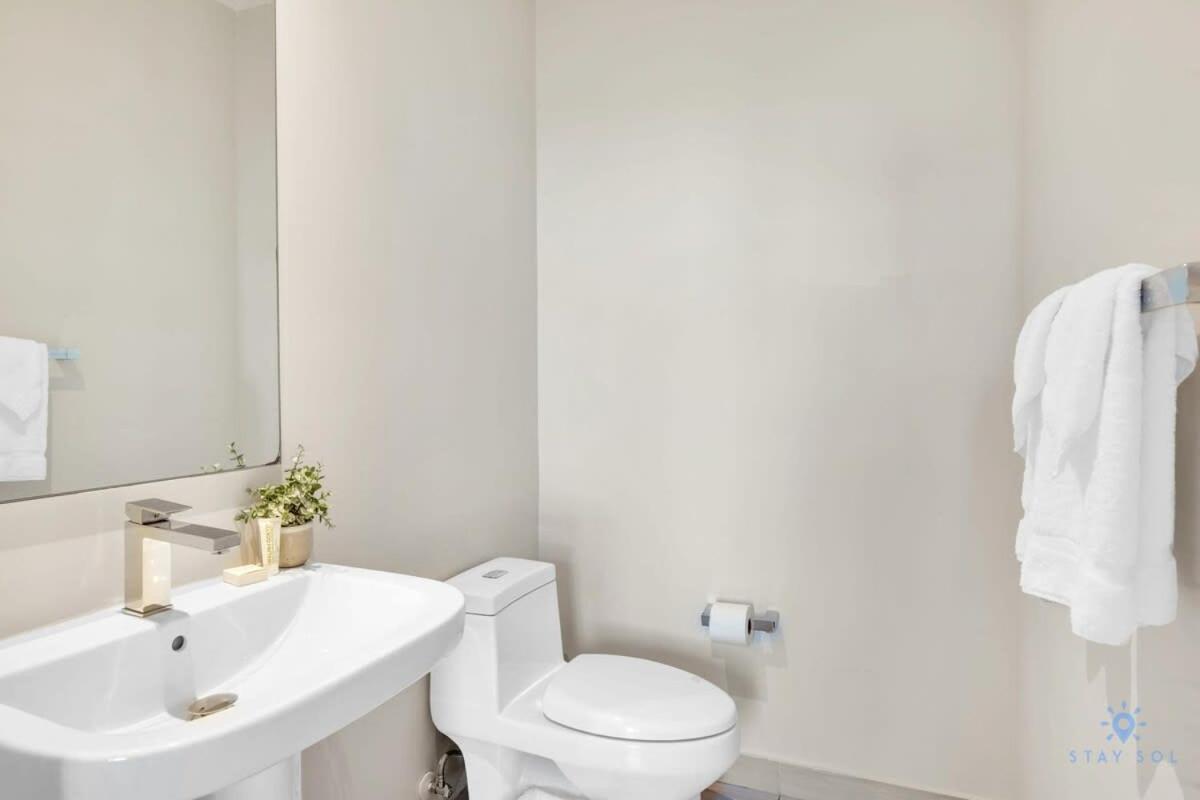 Apartment Luxury Amenities, Infinity Pool, Gym, Hot Tub Hollywood