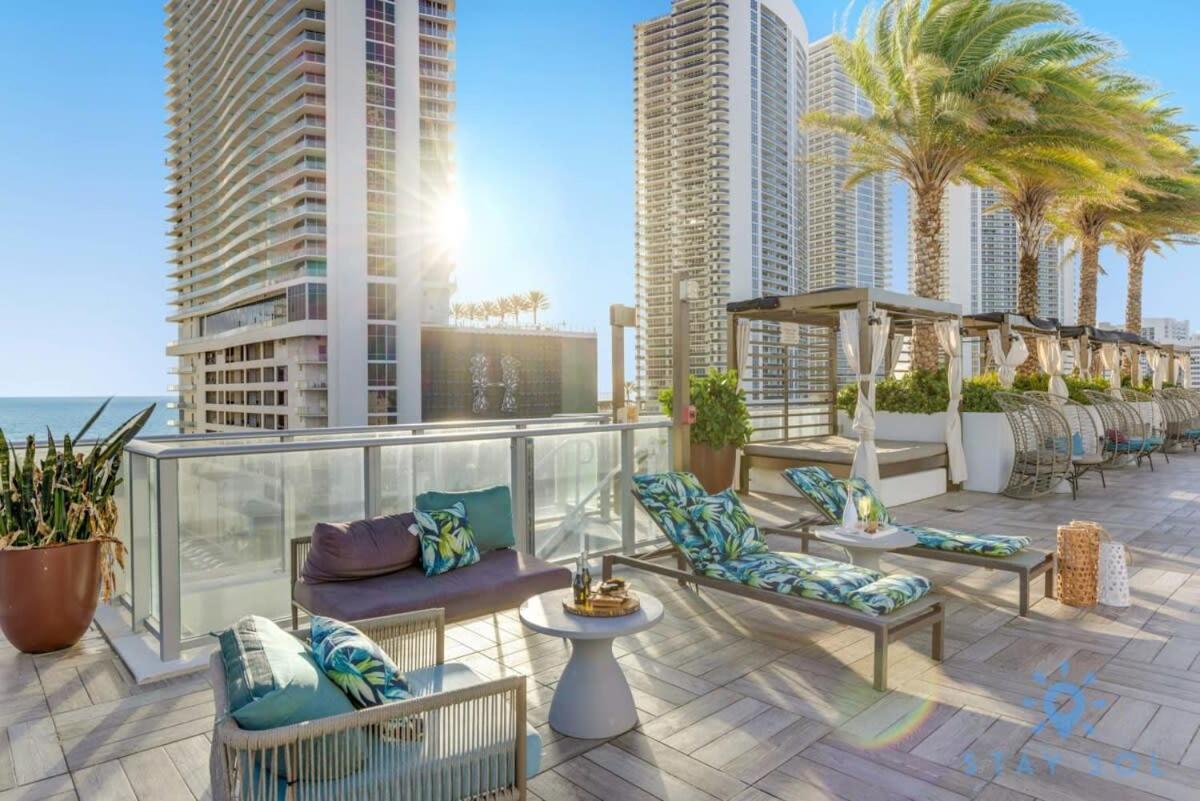 Luxury Amenities, Infinity Pool, Gym, Hot Tub Apartment Hollywood