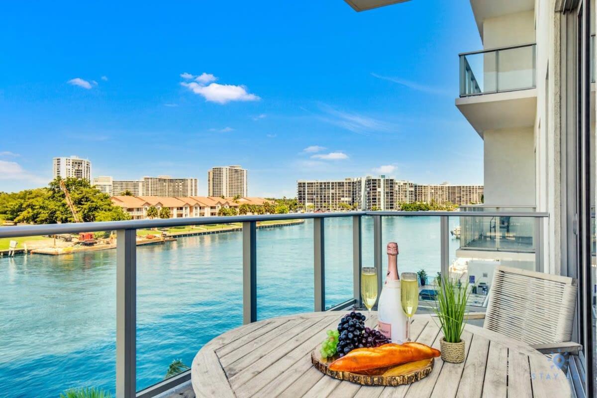 Apartment Luxury Amenities, Infinity Pool, Gym, Hot Tub Hollywood
