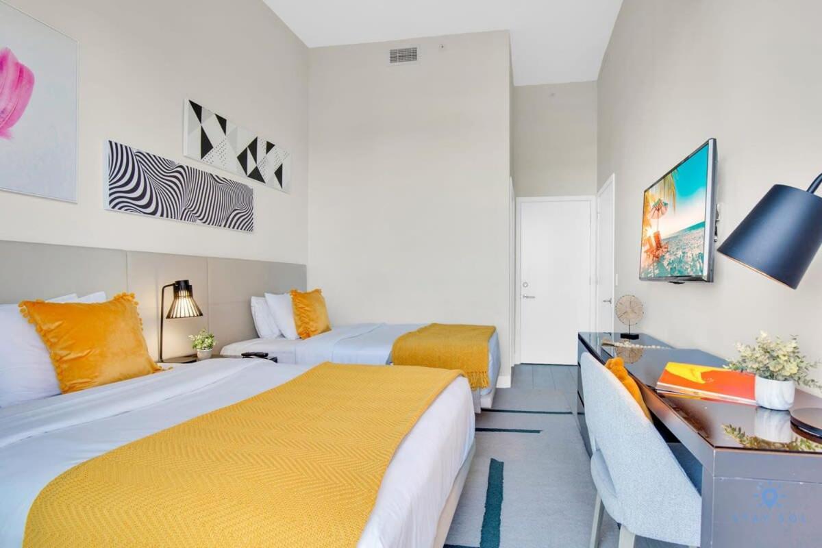 Luxury Amenities, Infinity Pool, Gym, Hot Tub Hollywood
