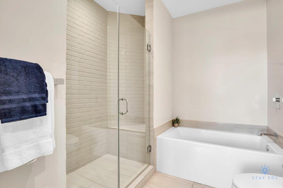 Apartment Luxury Amenities, Infinity Pool, Gym, Hot Tub Hollywood
