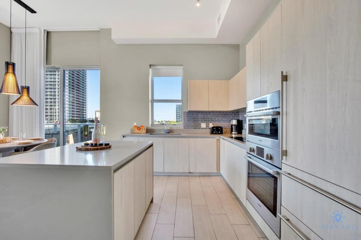 Luxury Amenities, Infinity Pool, Gym, Hot Tub * Hollywood