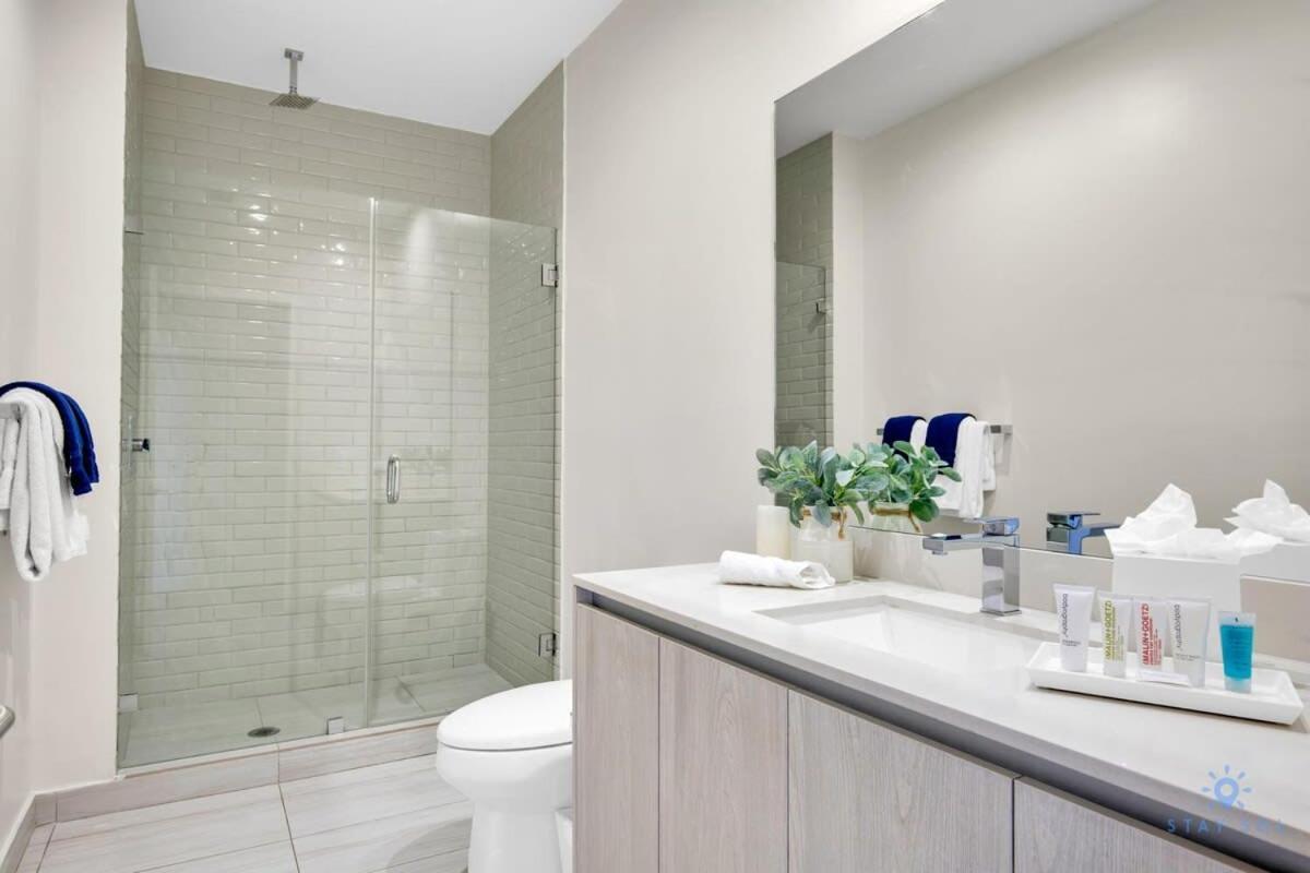Luxury Amenities, Infinity Pool, Gym, Hot Tub Hollywood