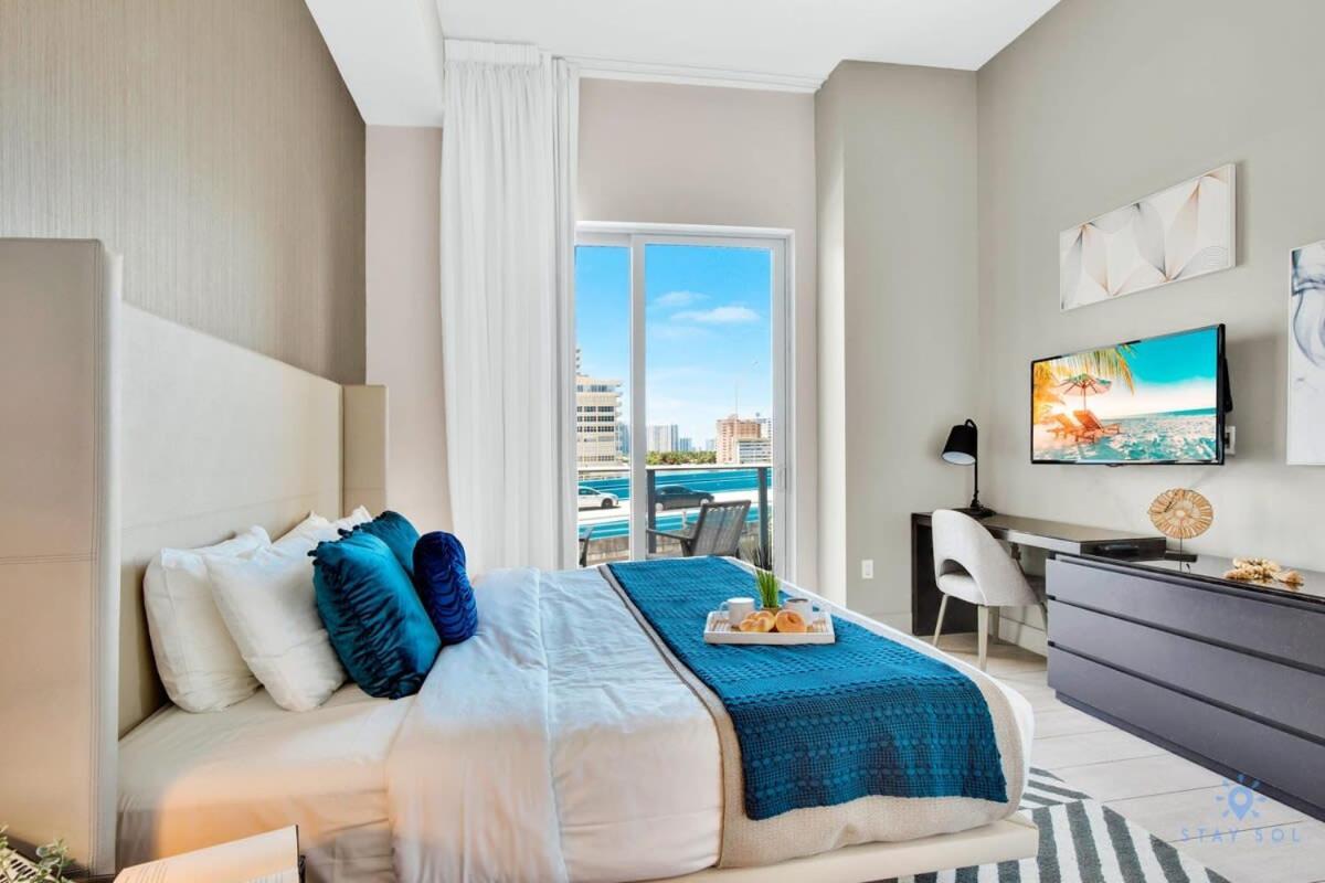 Apartment Luxury Amenities, Infinity Pool, Gym, Hot Tub
