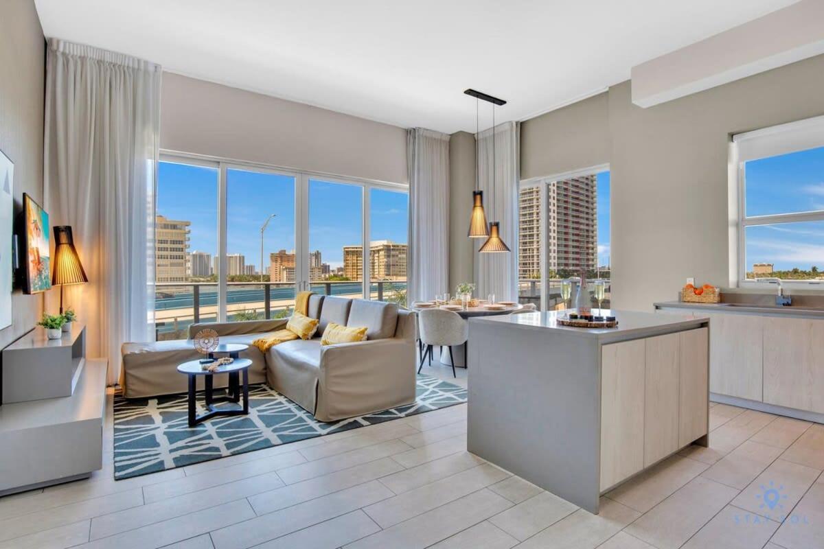 Apartment Luxury Amenities, Infinity Pool, Gym, Hot Tub *