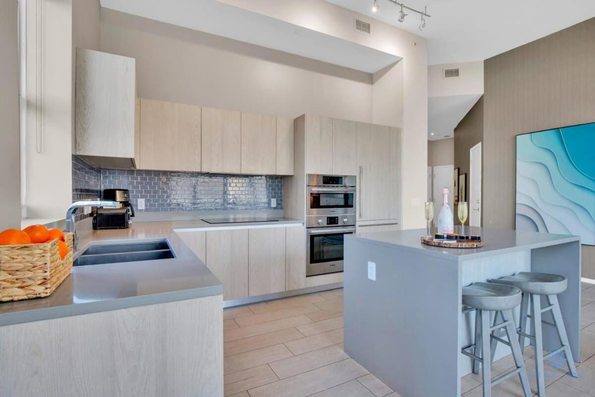 Luxury Amenities, Infinity Pool, Gym, Hot Tub Apartment Hollywood