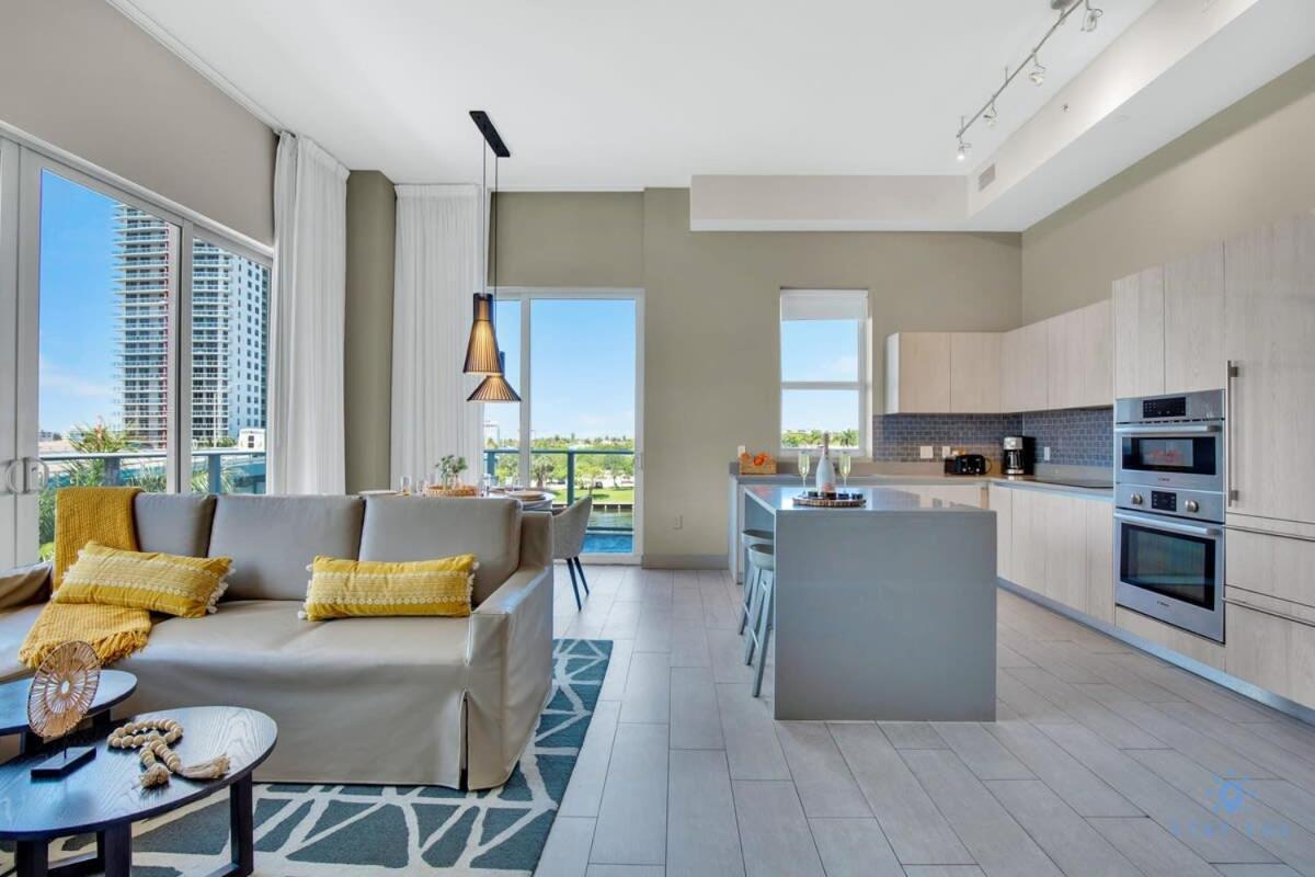 Luxury Amenities, Infinity Pool, Gym, Hot Tub * Hollywood
