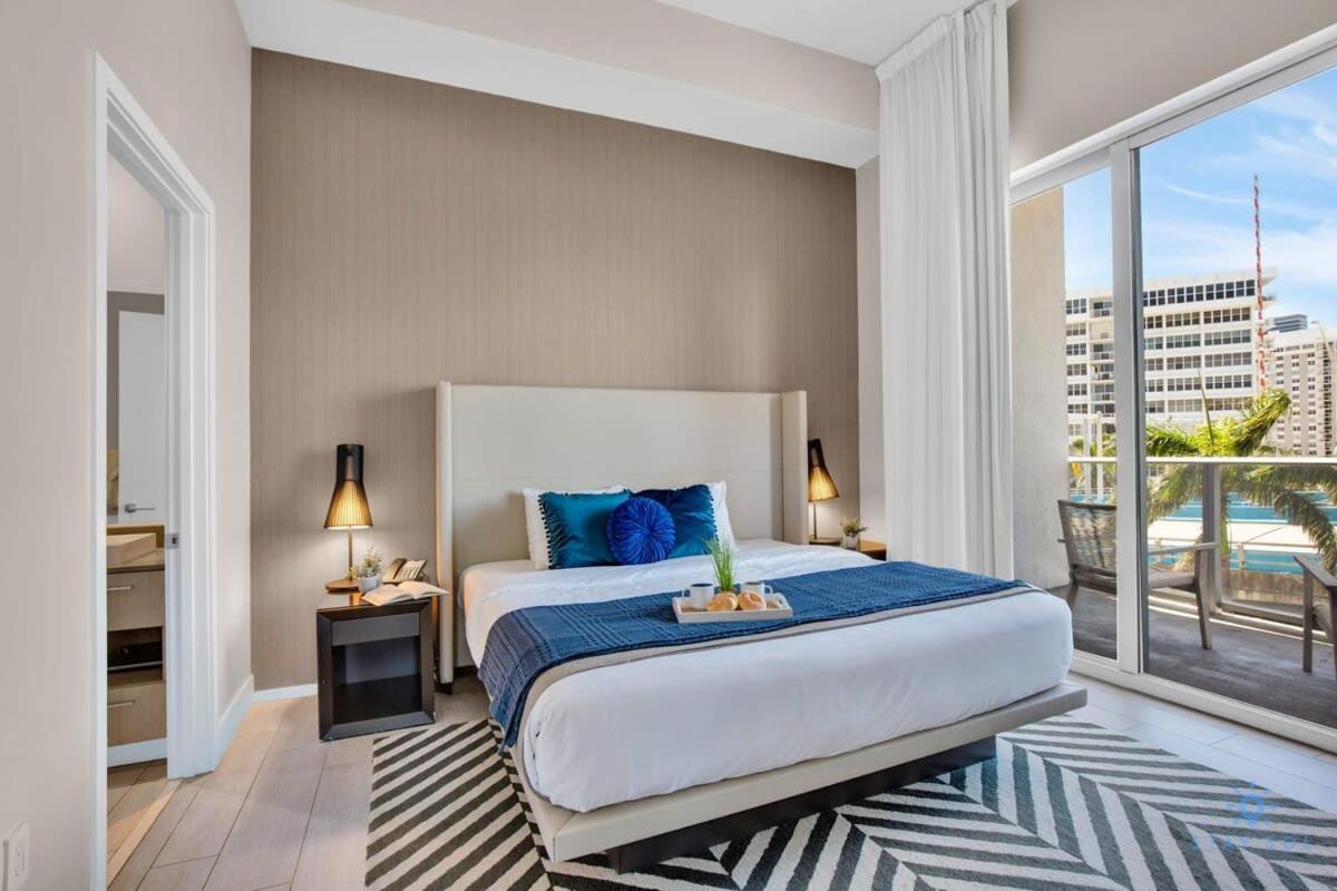 Apartment Luxury Amenities, Infinity Pool, Gym, Hot Tub