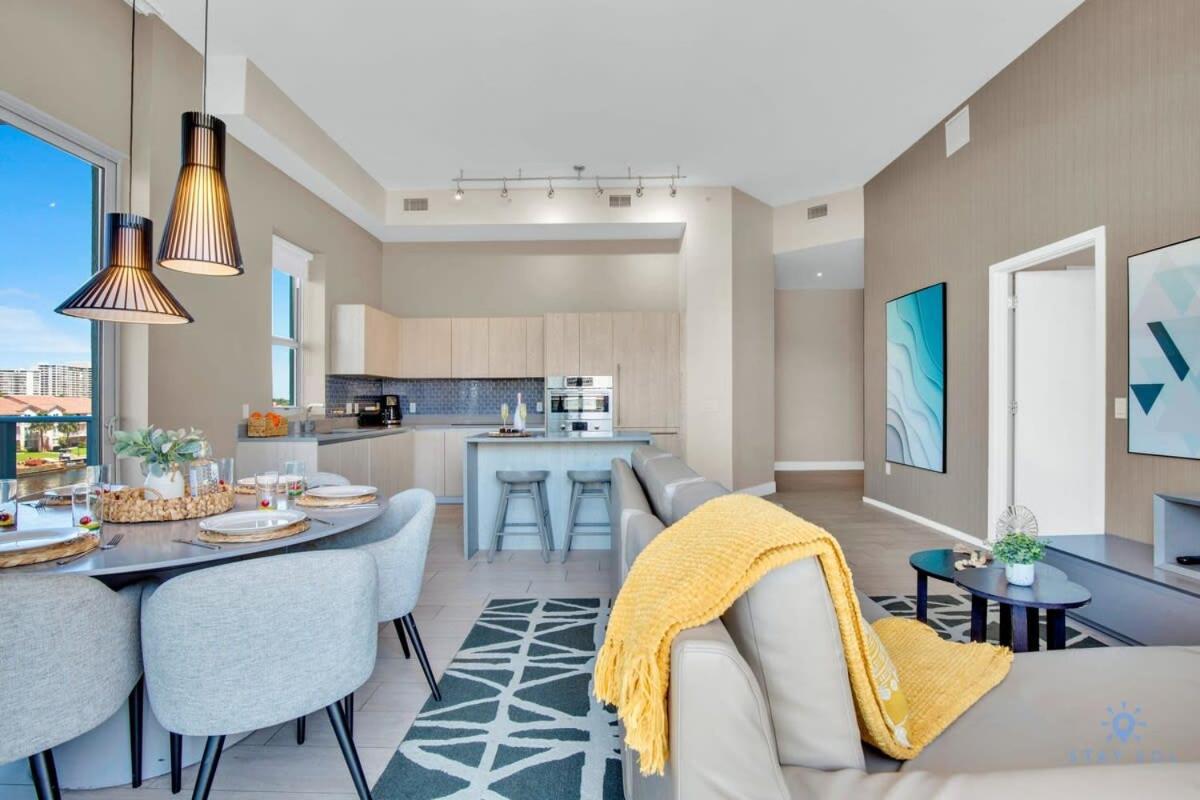 Luxury Amenities, Infinity Pool, Gym, Hot Tub Apartment Hollywood