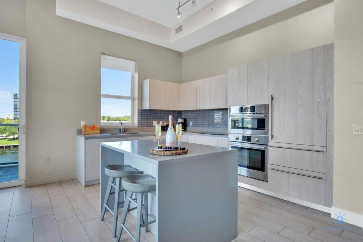 Luxury Amenities, Infinity Pool, Gym, Hot Tub *