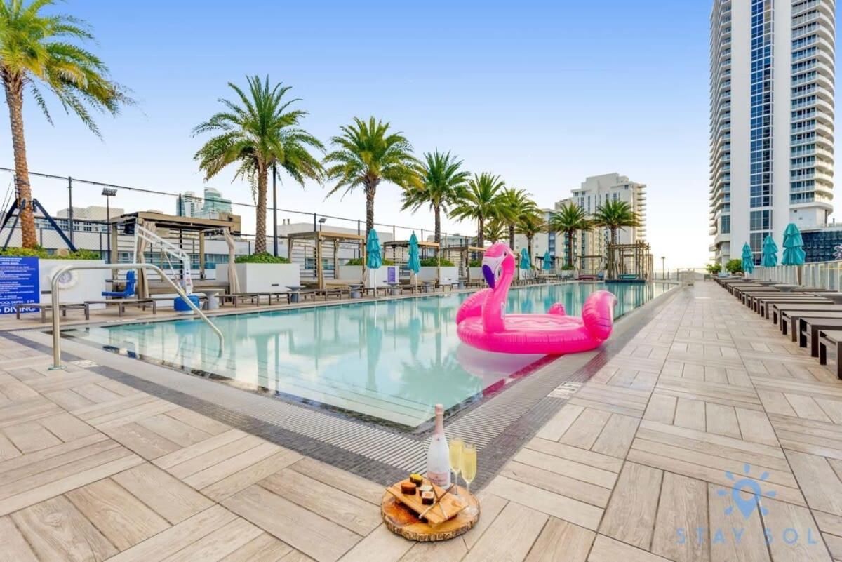 Luxury Amenities, Infinity Pool, Gym, Hot Tub *