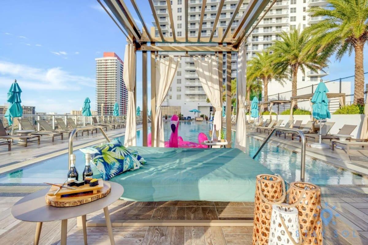 Luxury Amenities, Infinity Pool, Gym, Hot Tub * Hollywood