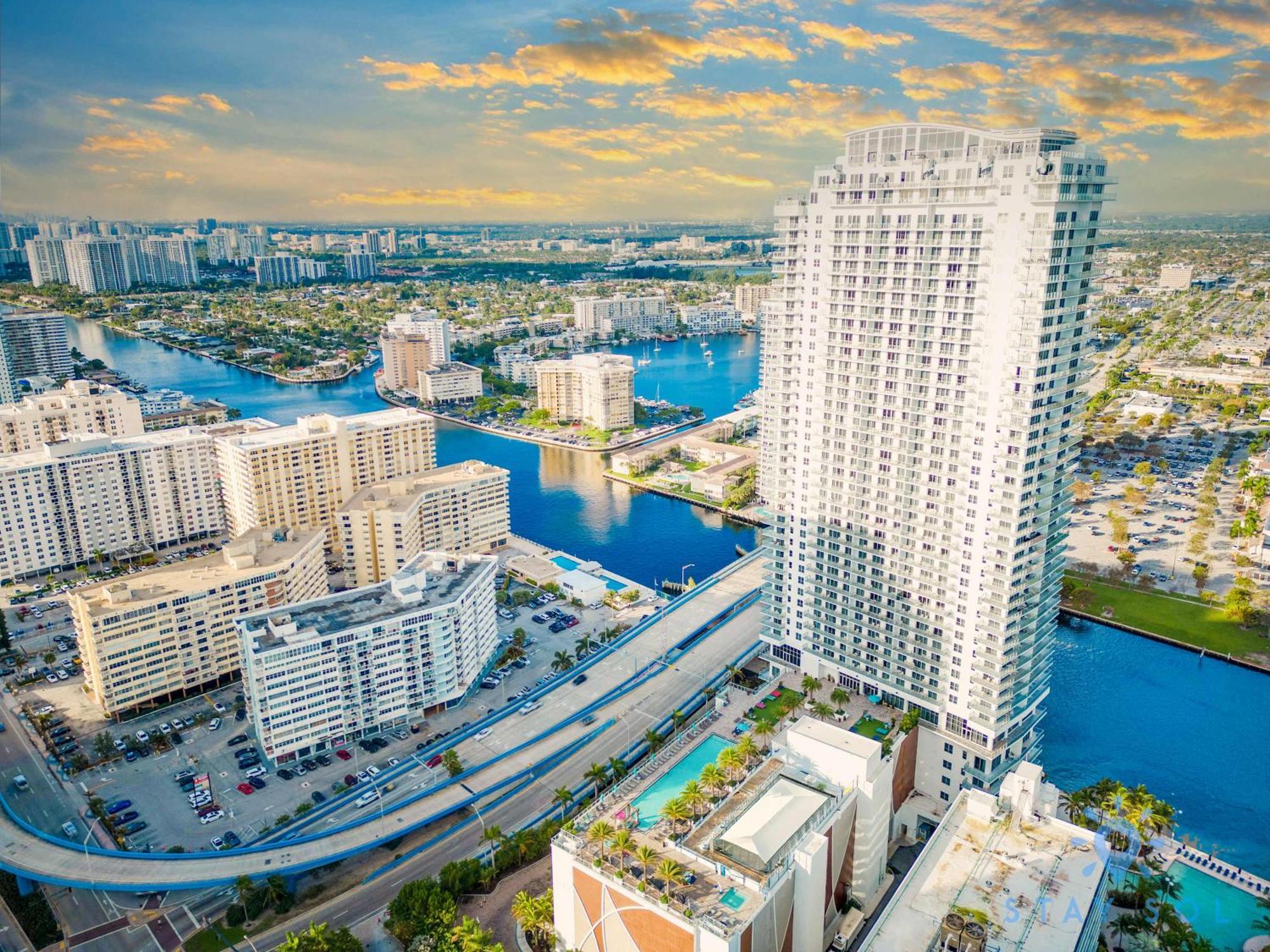 Luxury Amenities, Infinity Pool, Gym, Hot Tub Hollywood