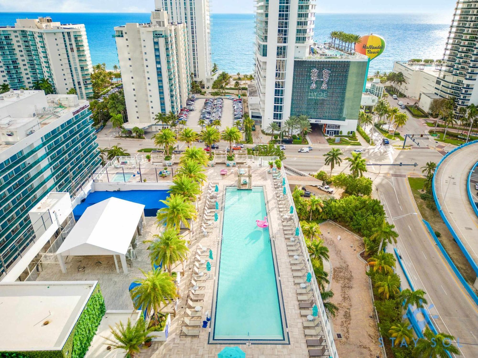 Luxury Amenities, Infinity Pool, Gym, Hot Tub Apartment Hollywood