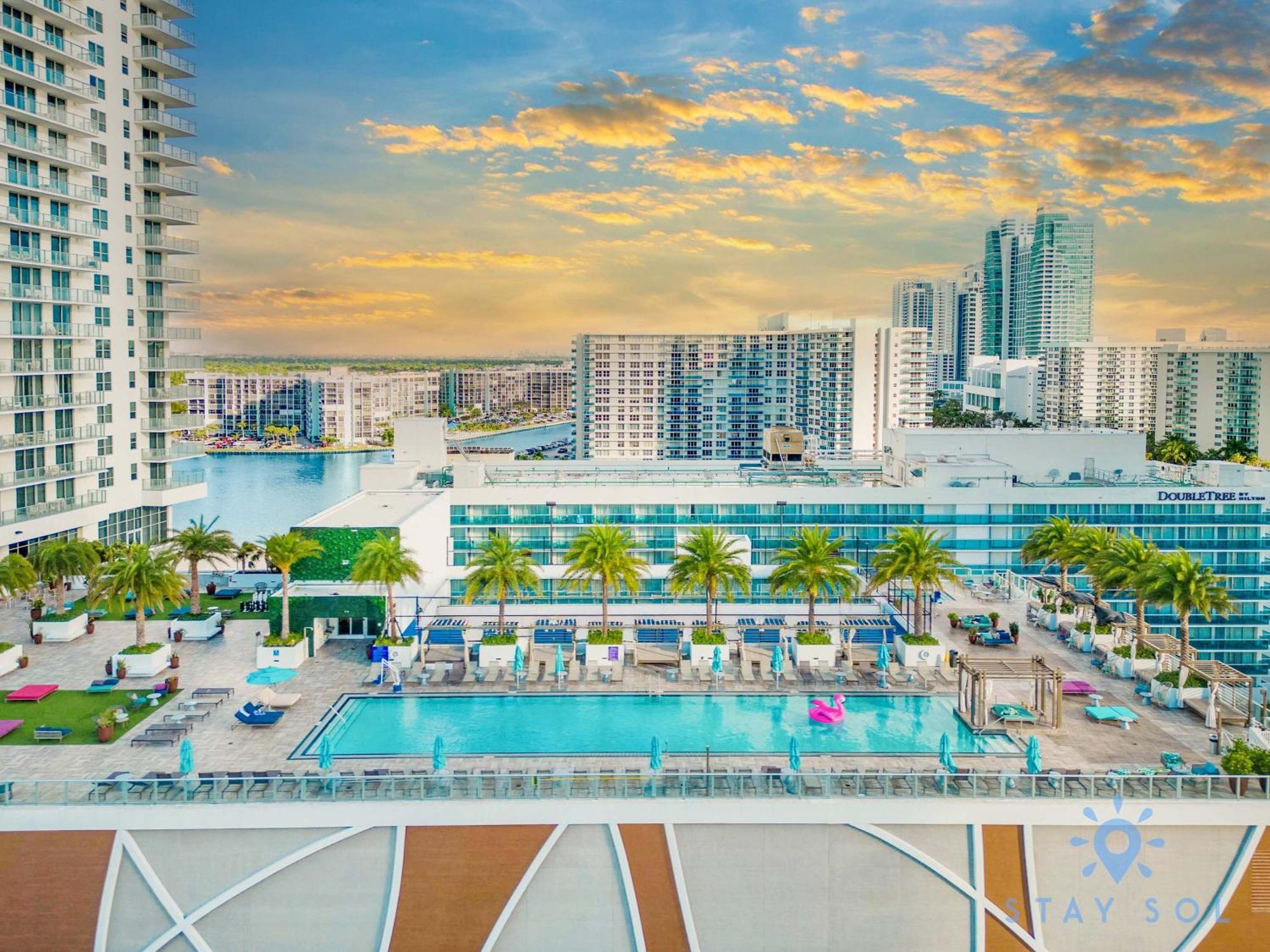 Apartment Luxury Amenities, Infinity Pool, Gym, Hot Tub Hollywood